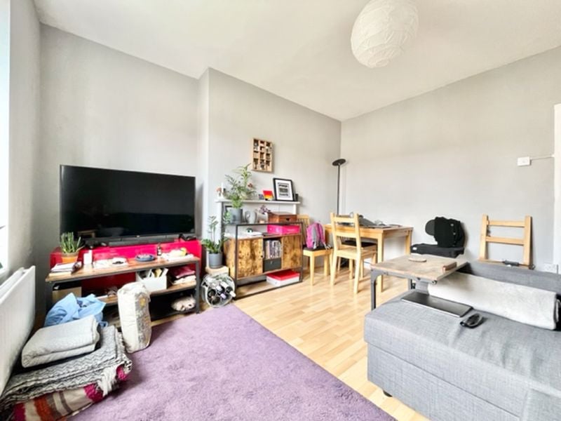 Flat Dorset Road in Greater London
