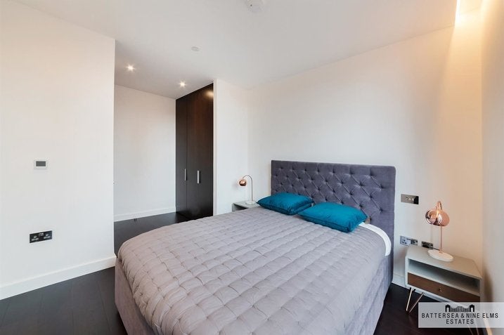 Flat Ponton Road in Greater London