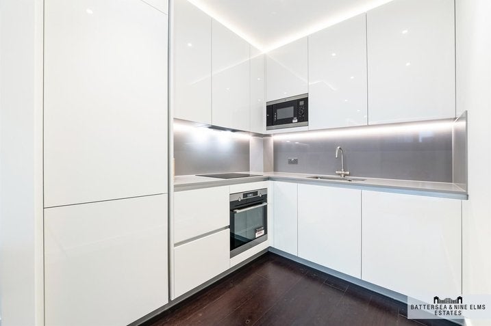 Flat Ponton Road in Greater London