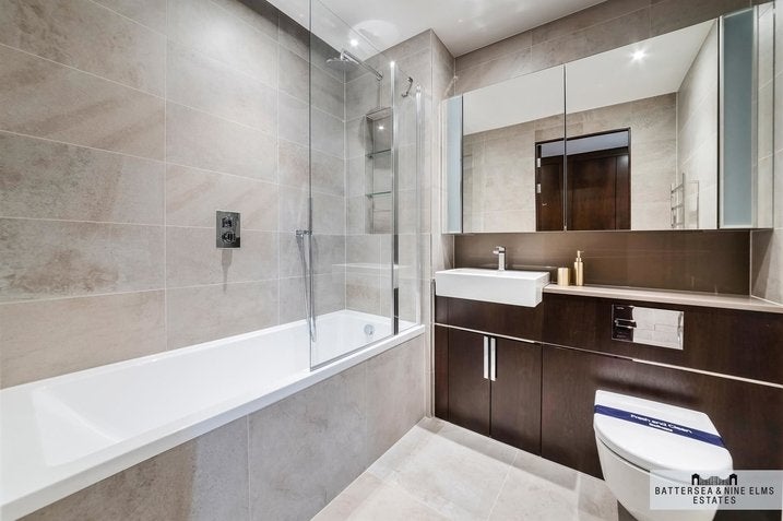 Flat Ponton Road in Greater London