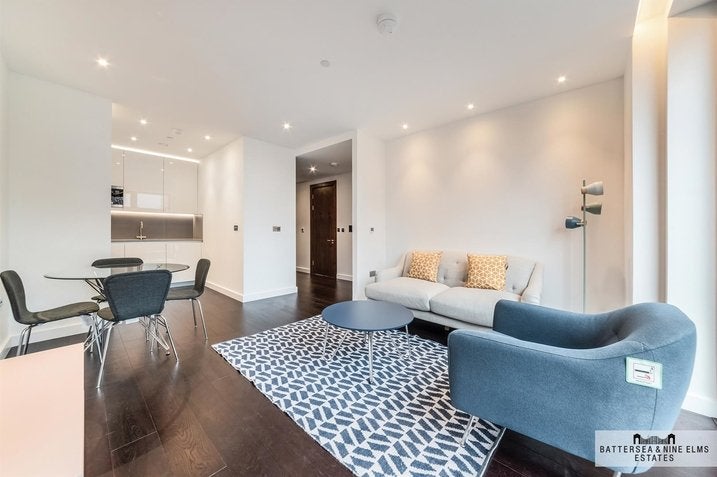 Flat Ponton Road in Greater London