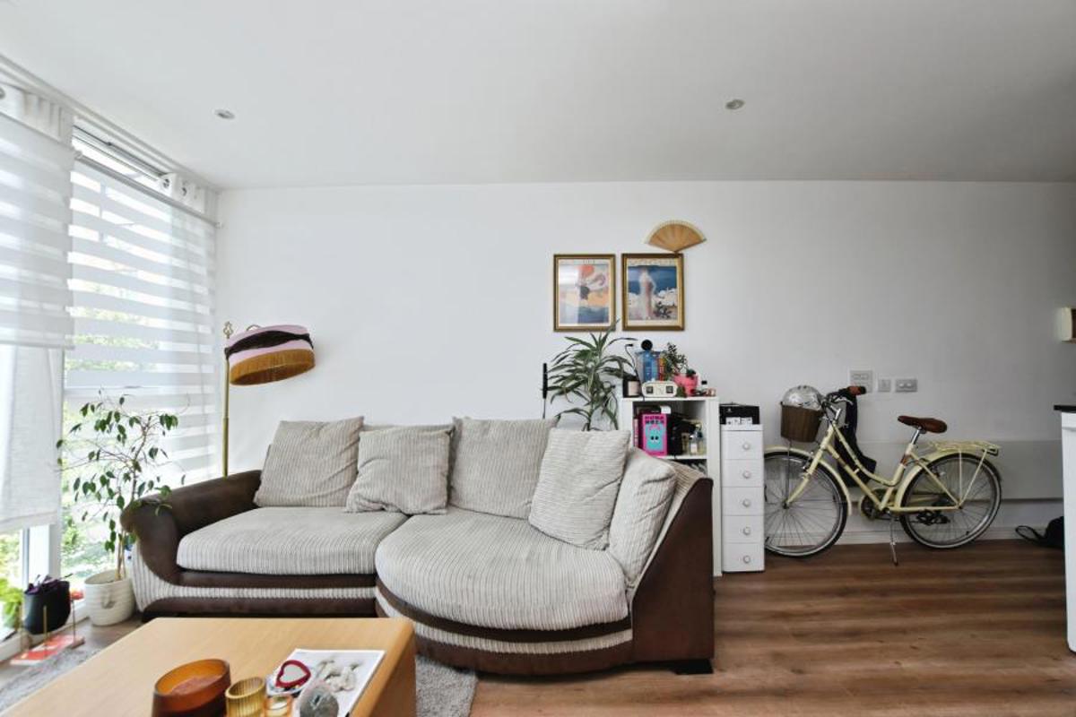 Flat Skypark Road in Bristol
