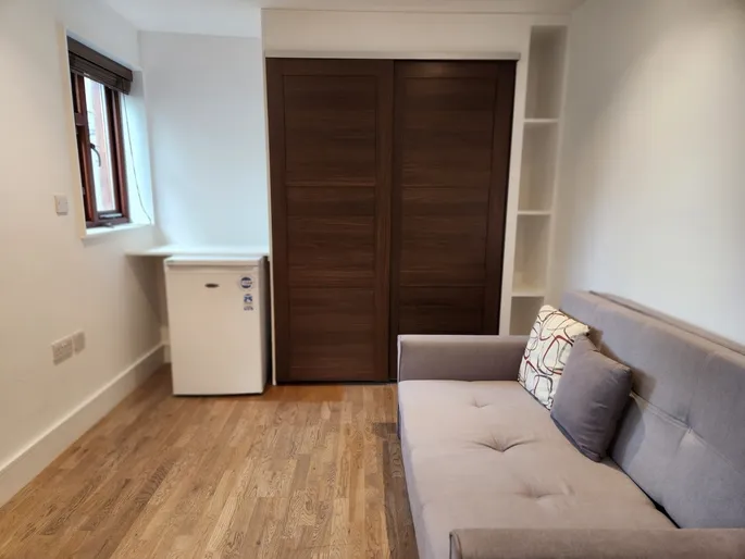 Flat Sunningfields Road in Greater London