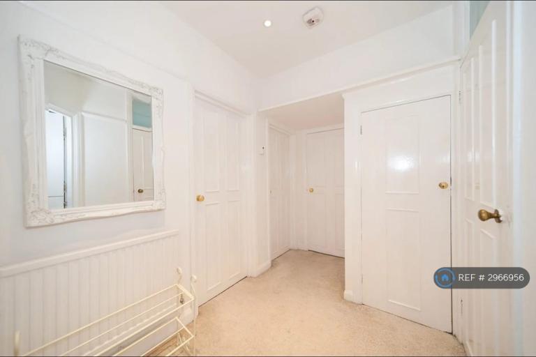 Flat Trenholme Close in Greater London