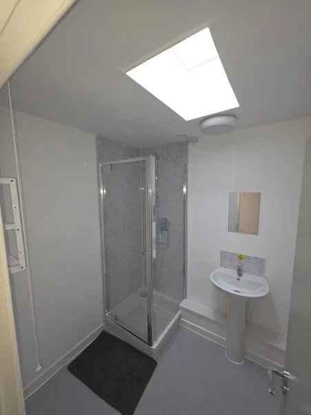 Room Mays Lane in Greater London