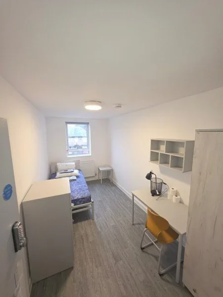 Room Mays Lane in Greater London