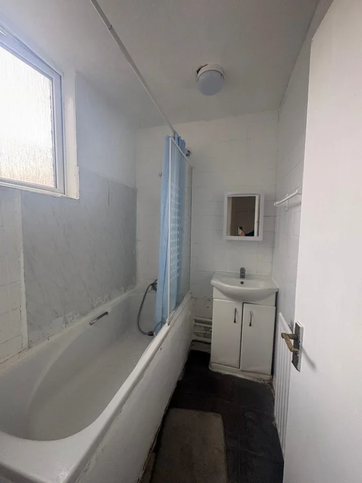 Room Manor Grove in Greater London