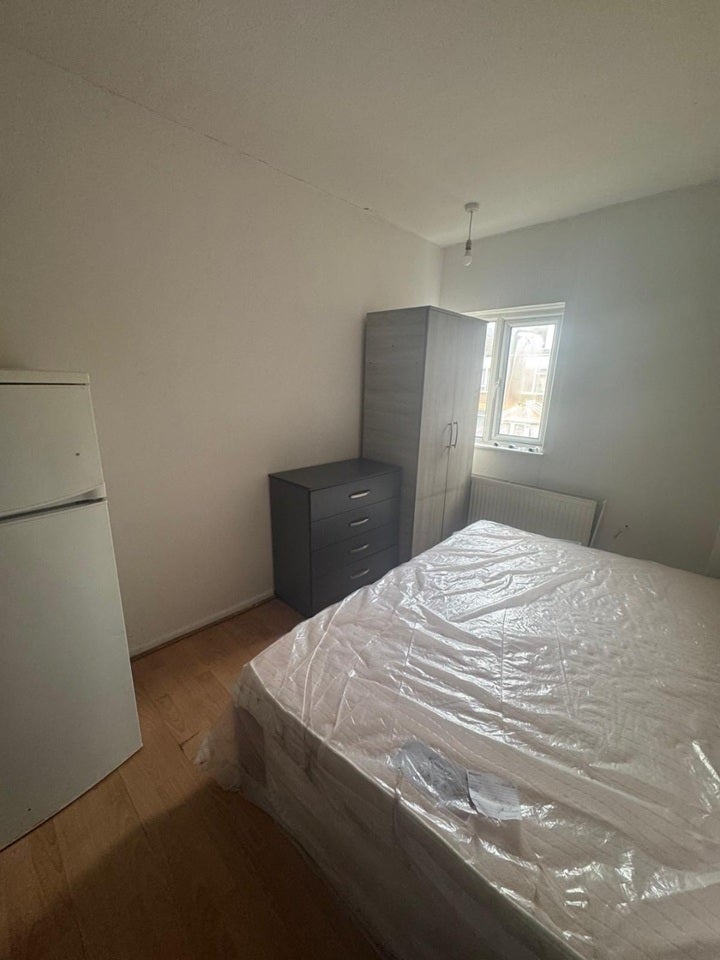 Room Manor Grove in Greater London