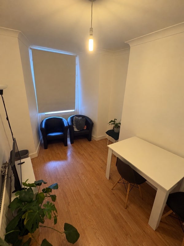 Room New Road in Greater London