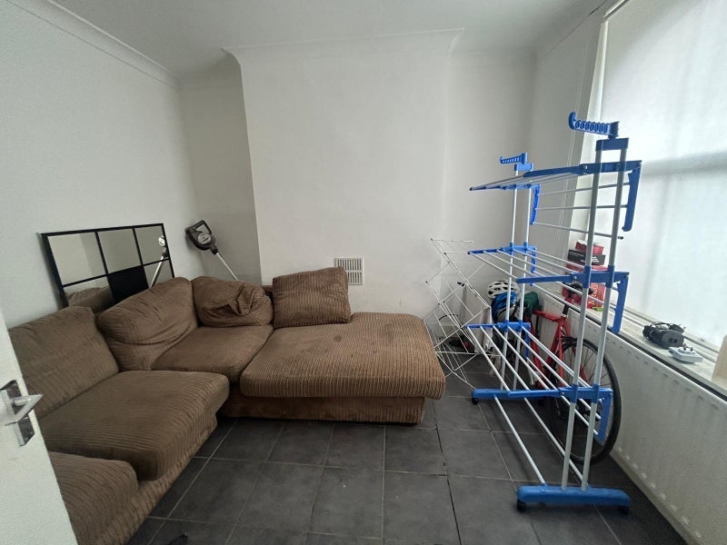 Room New Road in Greater London
