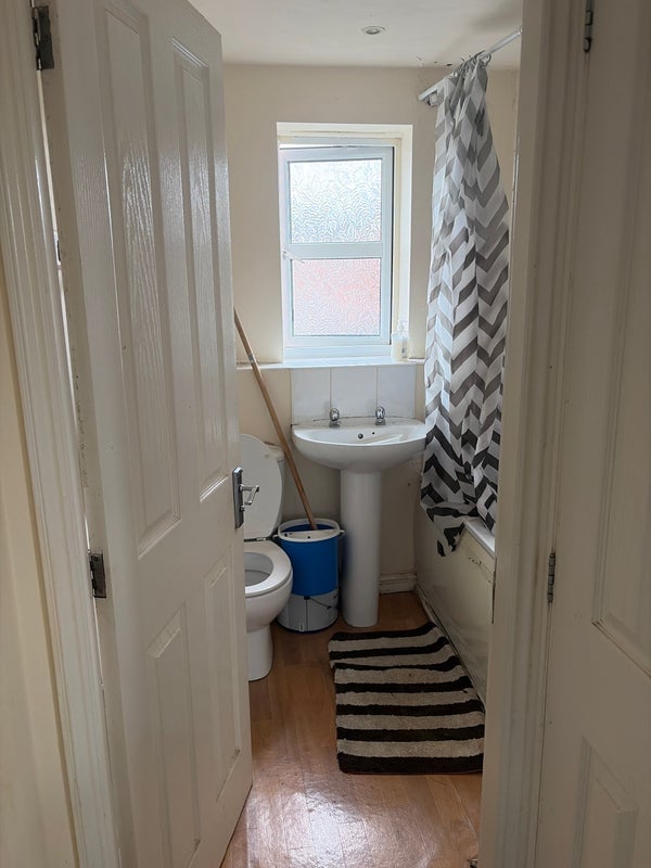 Room Essington Drive in Manchester