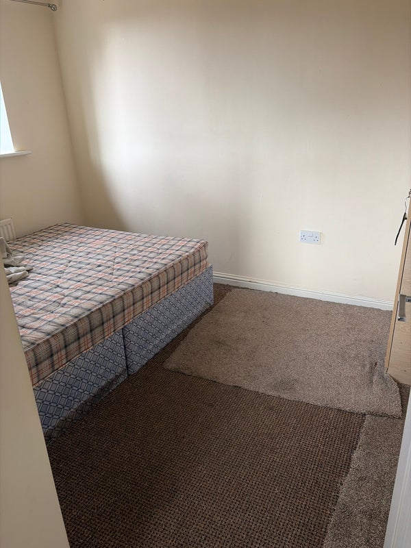 Room Essington Drive in Manchester