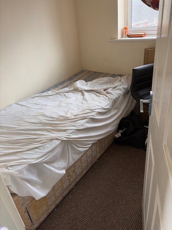Room Essington Drive in Manchester