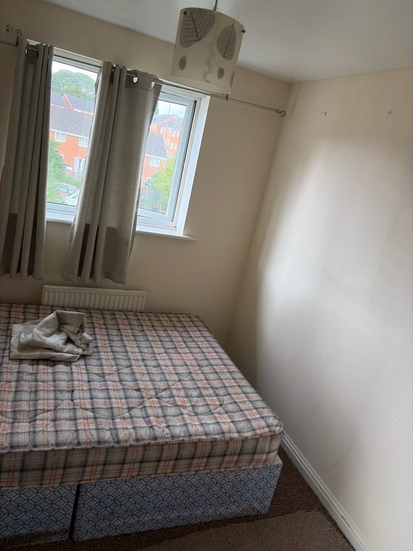 Room Essington Drive in Manchester