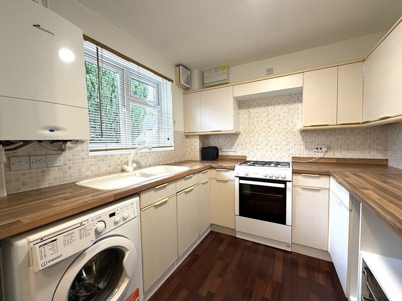House Pearce Close in Blunsdon St Andrew