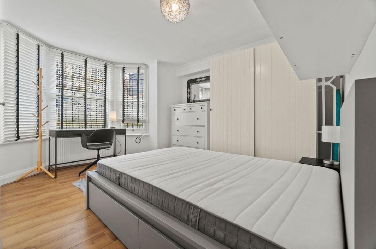 Flat Matheson Road in Greater London