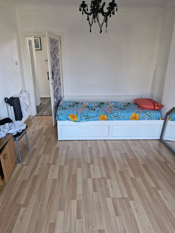 Room Kinellar Drive in Glasgow