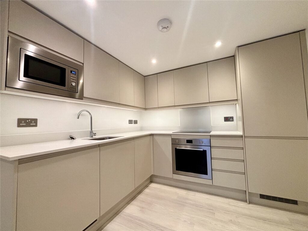 Flat Farnborough Road in Rushmoor