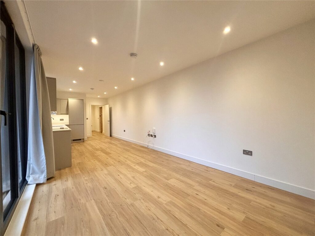 Flat Farnborough Road in Rushmoor