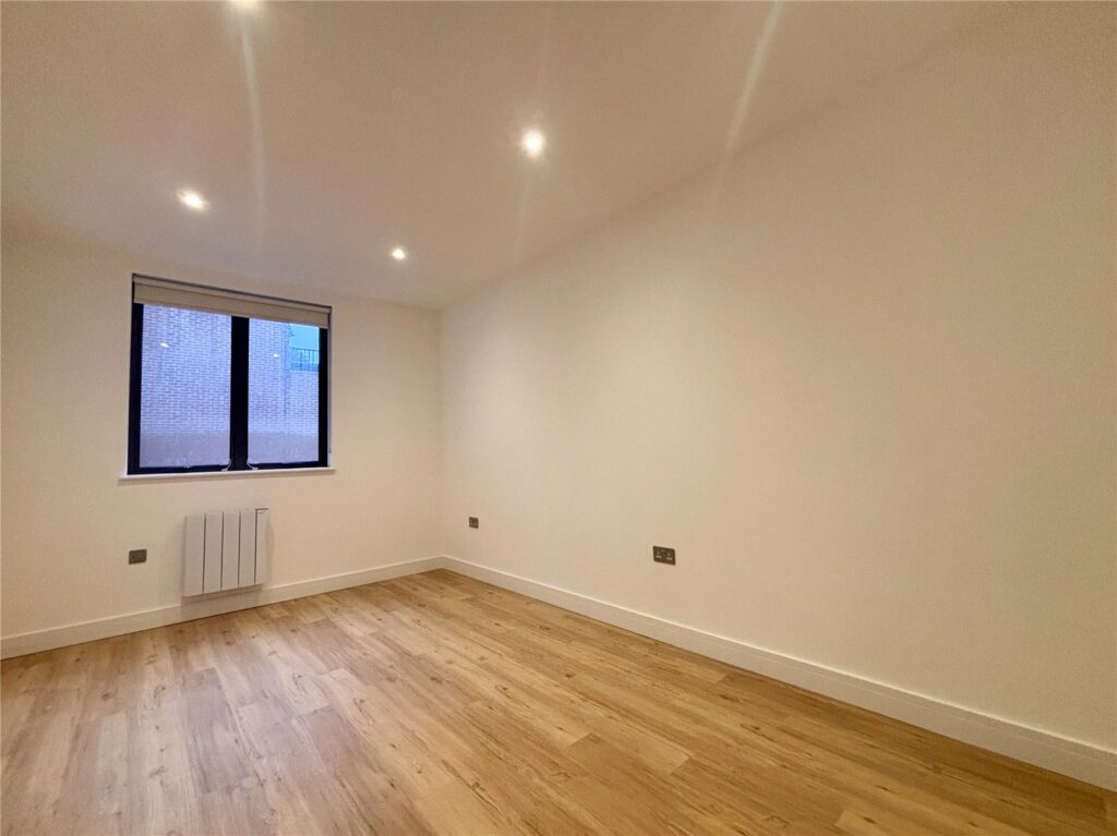 Flat Farnborough Road in Rushmoor