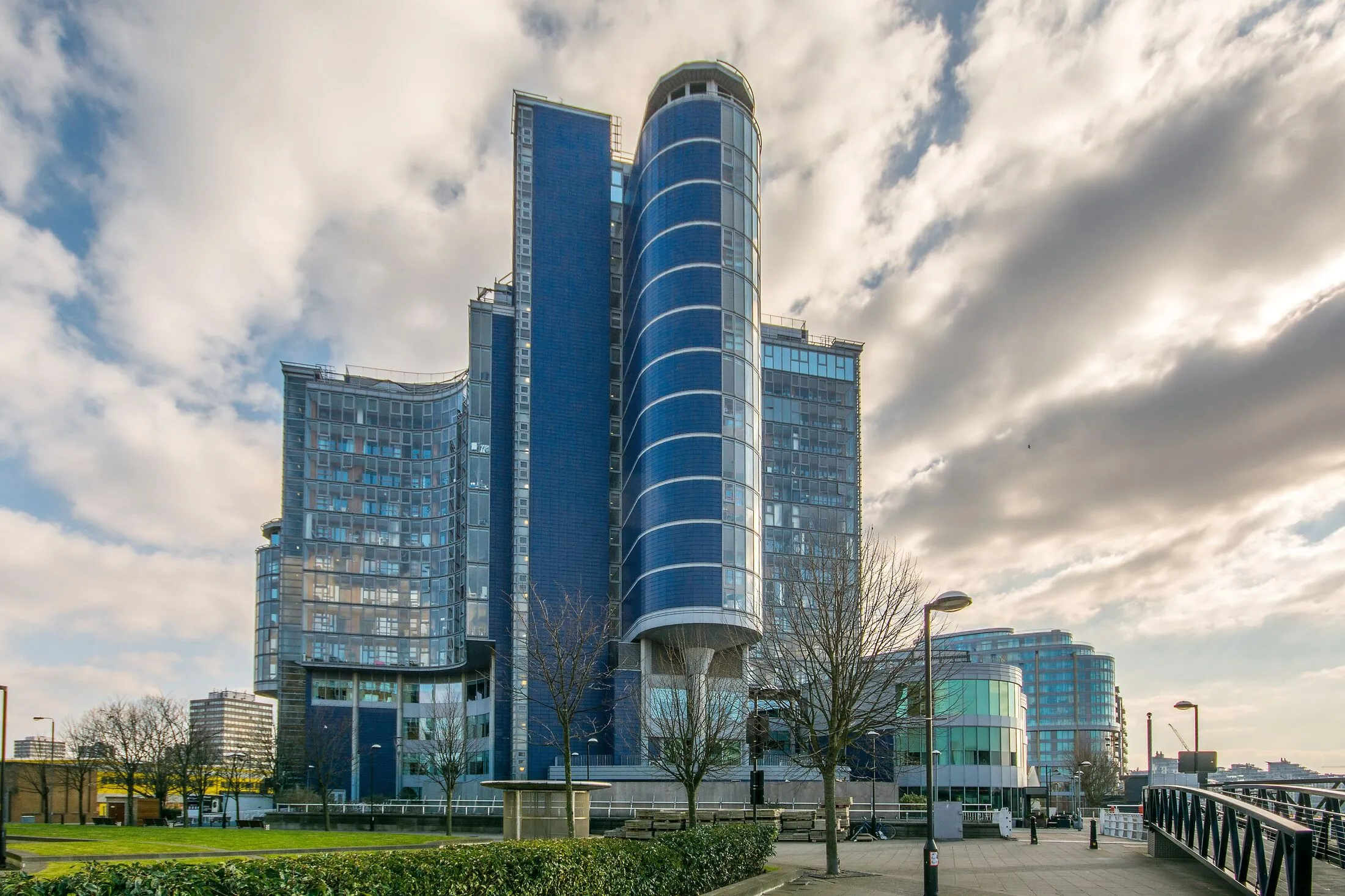 Flat Lombard Road in Greater London