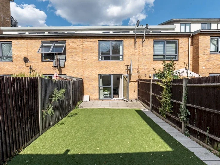 House Victoria Way in Greater London