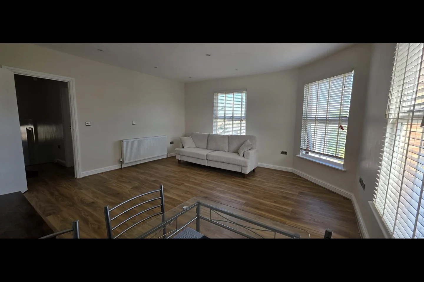 Flat Dingwall Road in Greater London