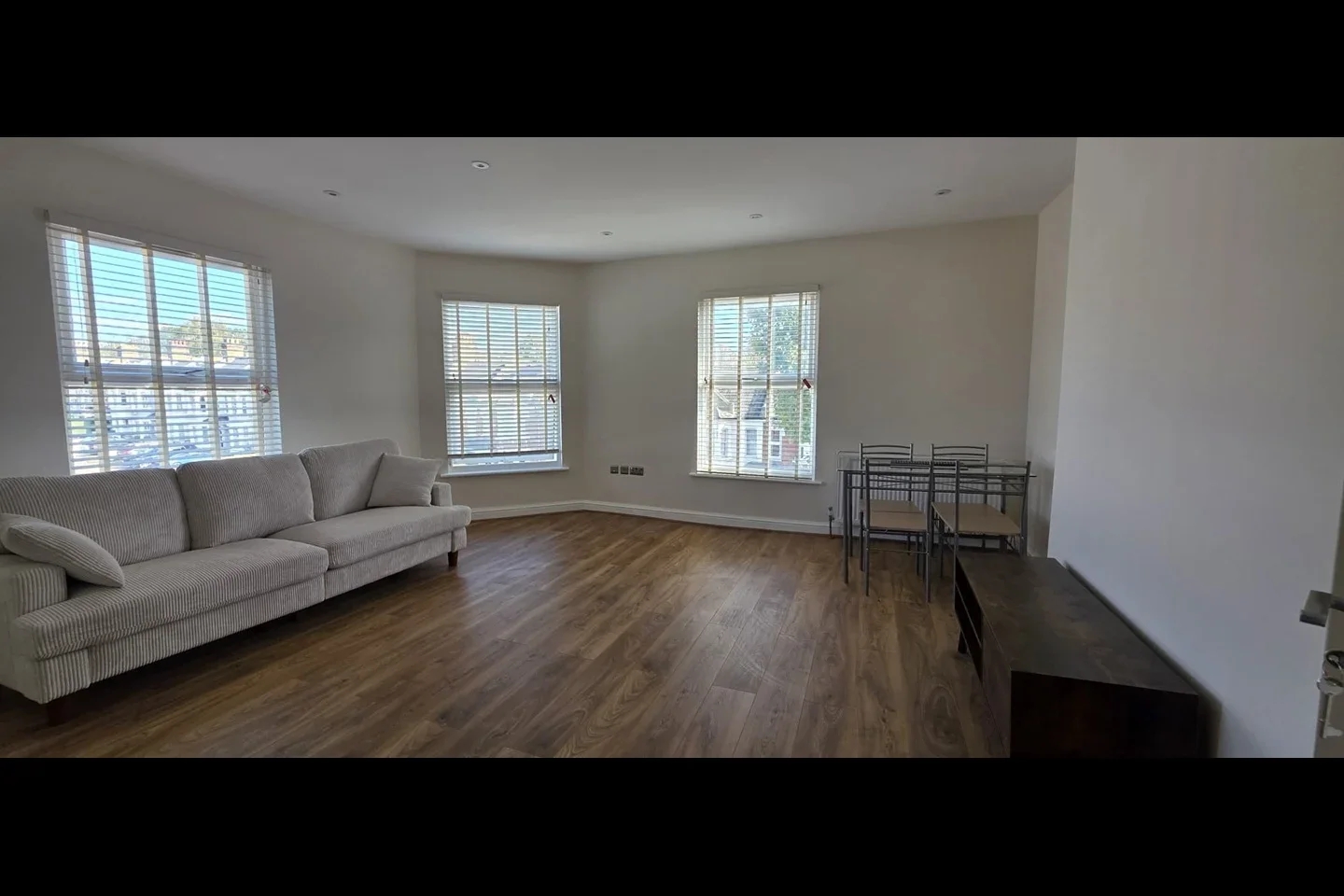 Flat Dingwall Road in Greater London