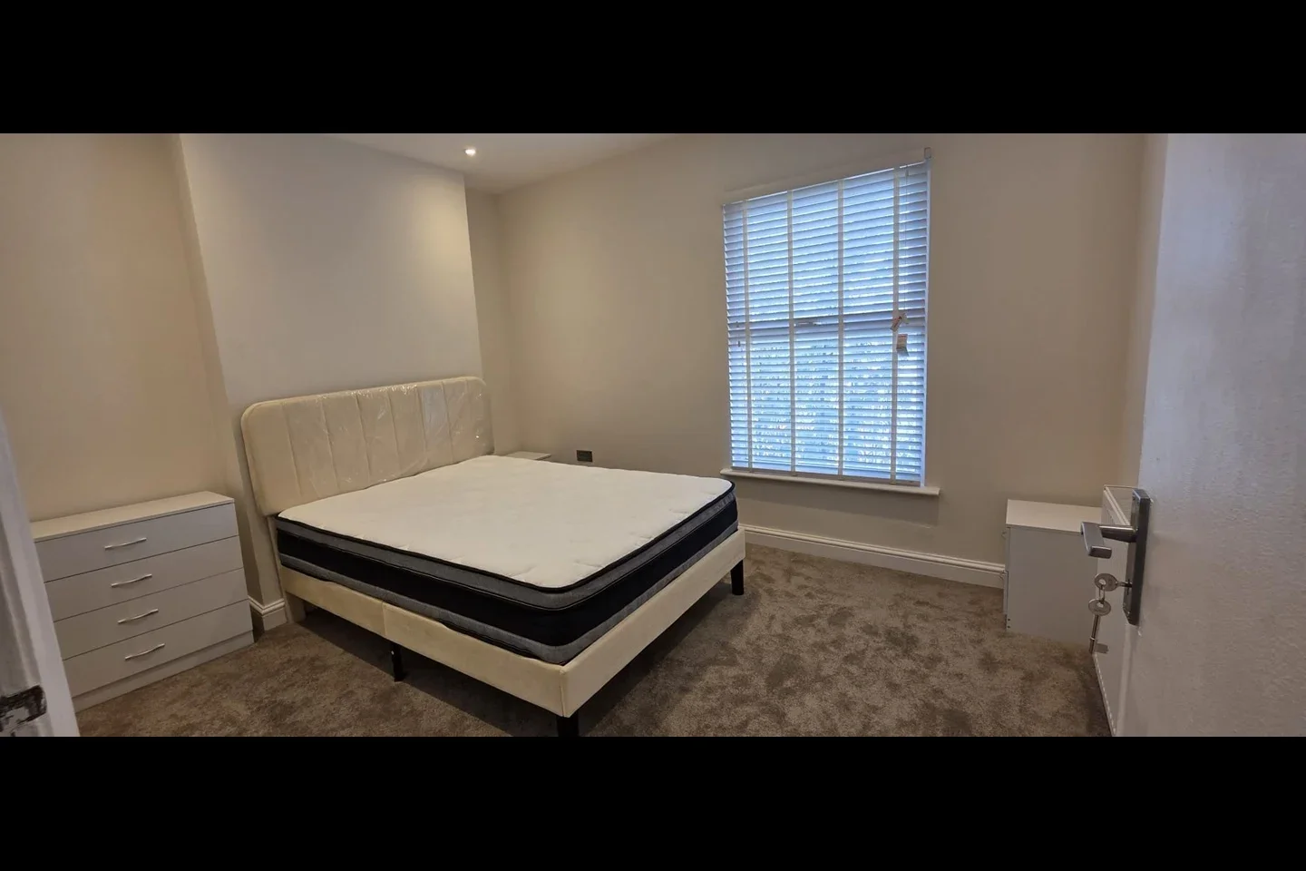 Flat Dingwall Road in Greater London