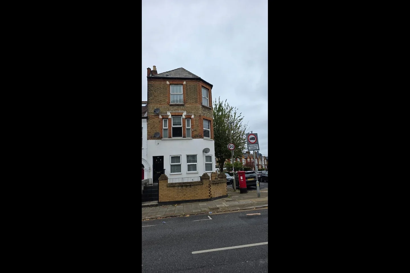 Flat Dingwall Road in Greater London