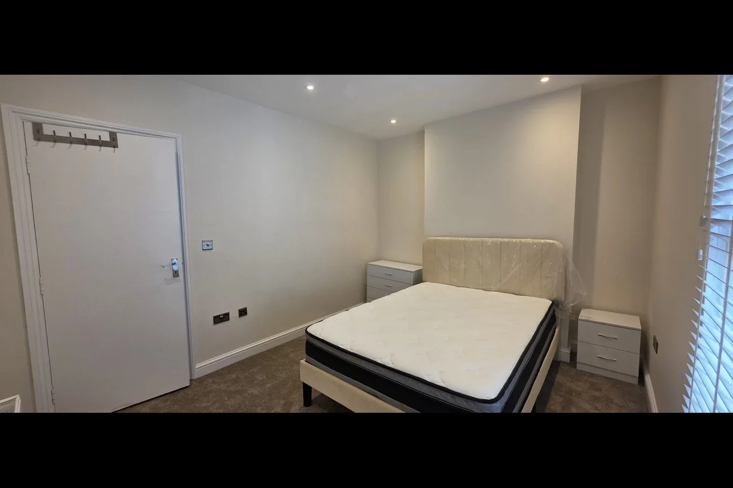 Flat Dingwall Road in Greater London