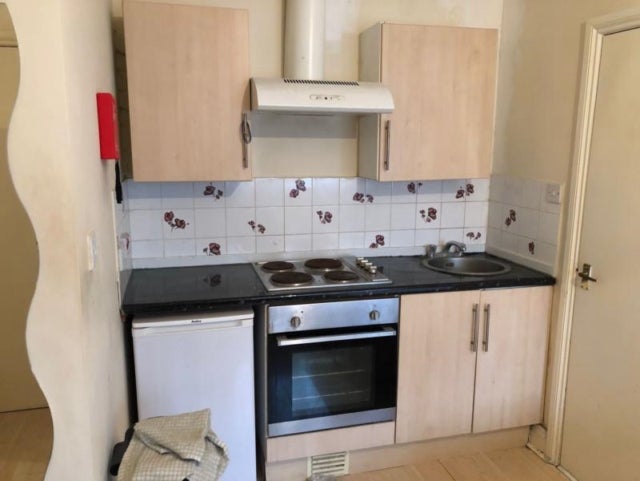 Flat Walm Lane in Greater London