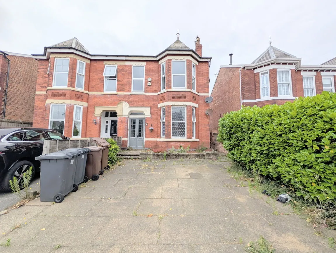 Flat Cavendish Road in Southport