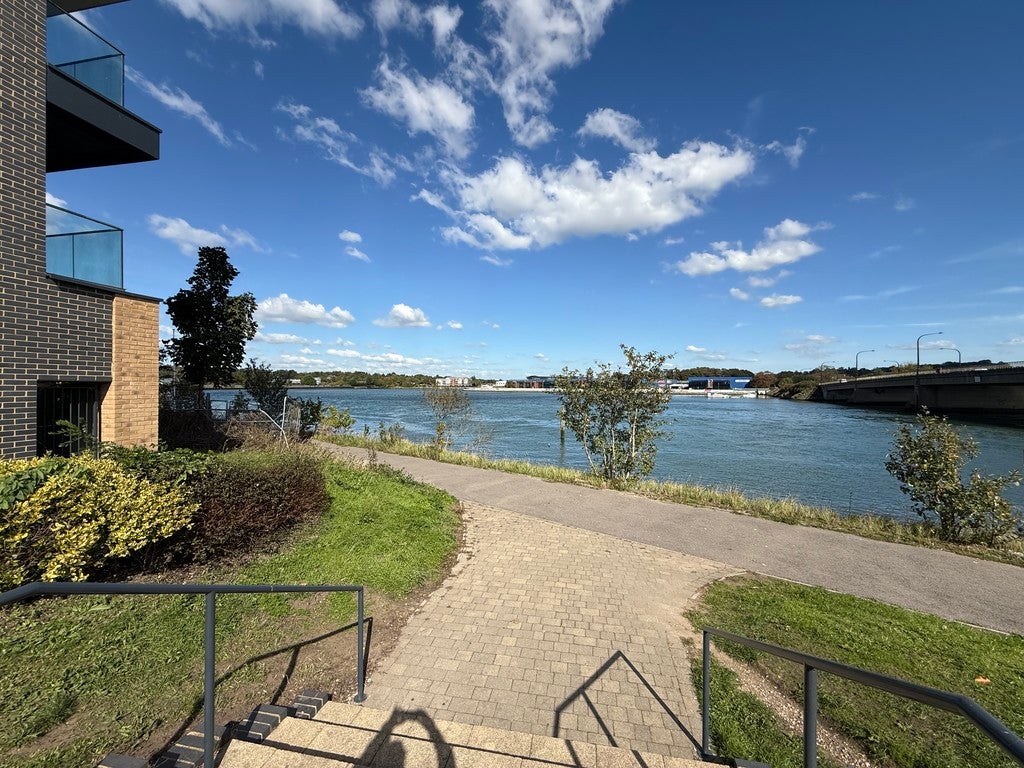 Flat Meridian Way in Southampton