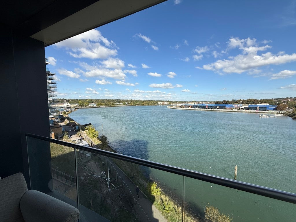 Flat Meridian Way in Southampton