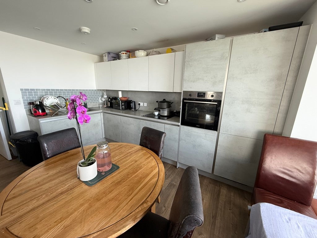 Flat Meridian Way in Southampton