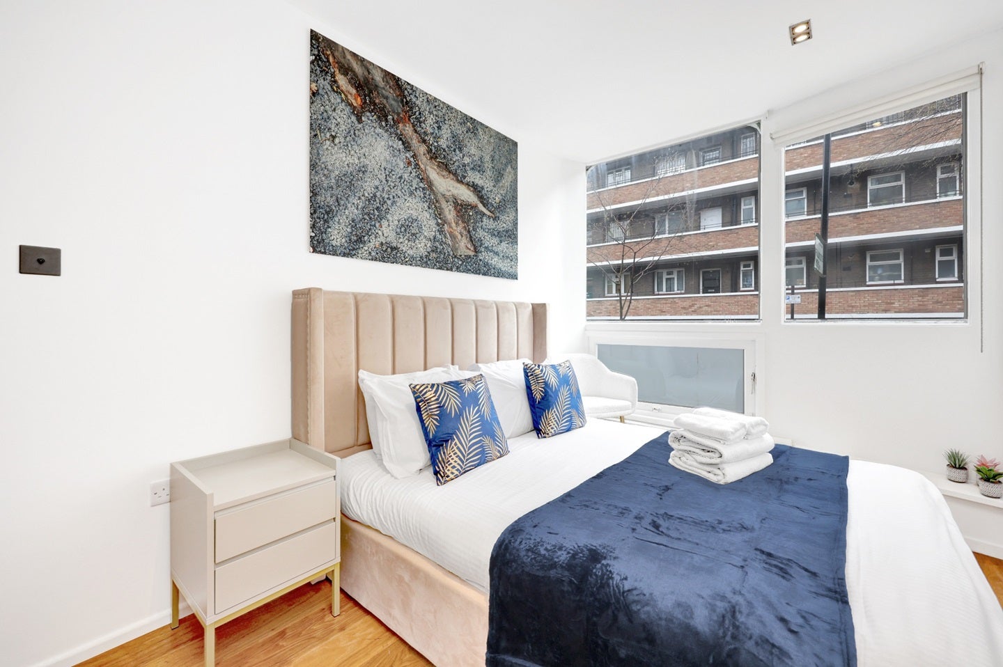 Flat Bevenden Street in Greater London