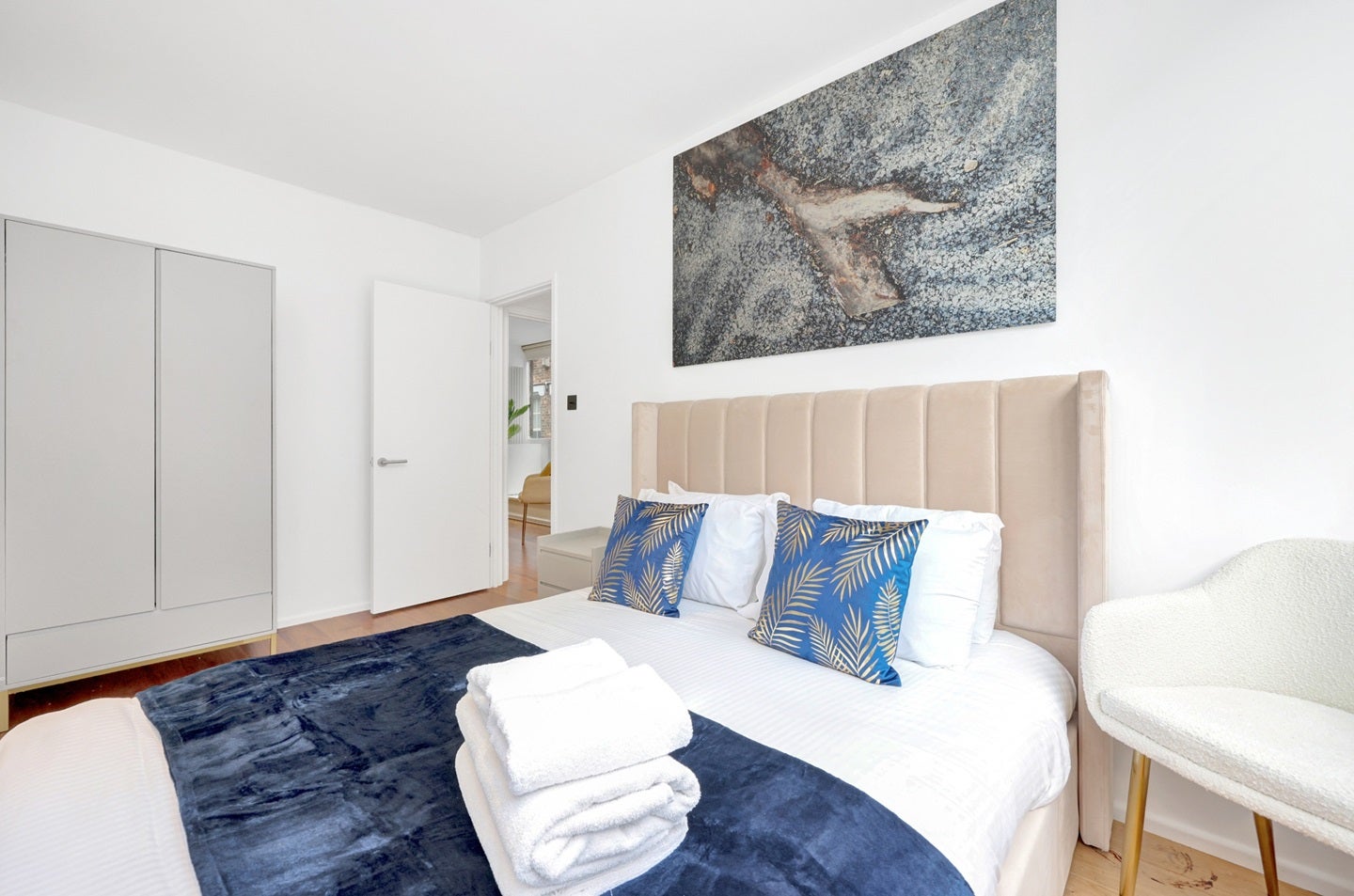 Flat Bevenden Street in Greater London