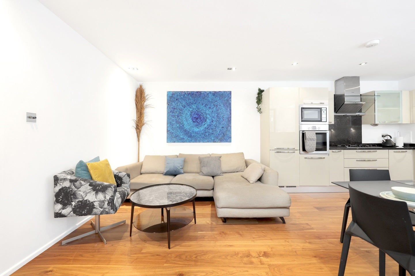 Flat Bevenden Street in Greater London