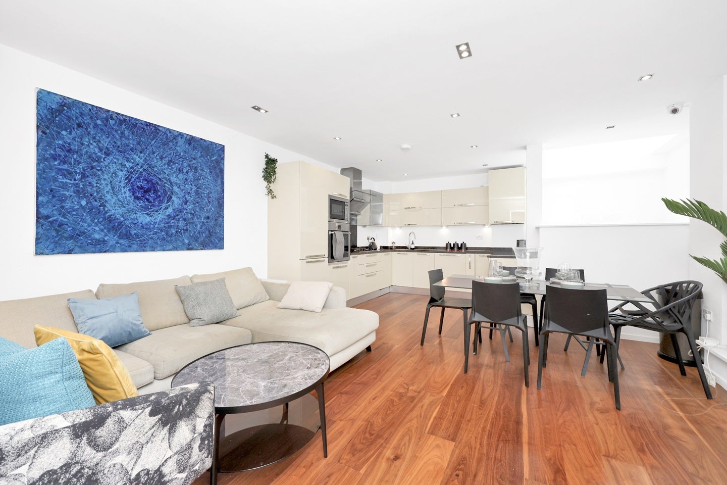 Flat Bevenden Street in Greater London
