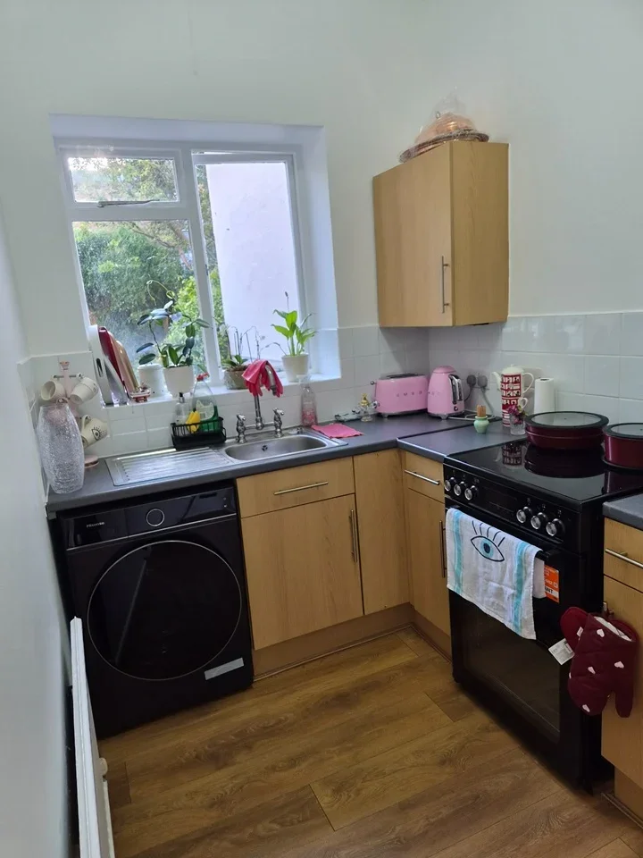 Flat Queen's Crescent in Greater London
