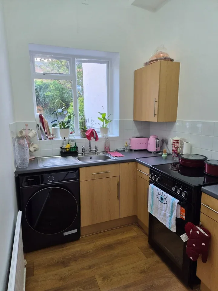 Flat Queen's Crescent in Greater London