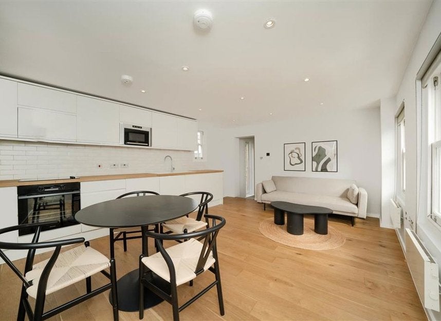 Flat Ellsworth Street in Greater London