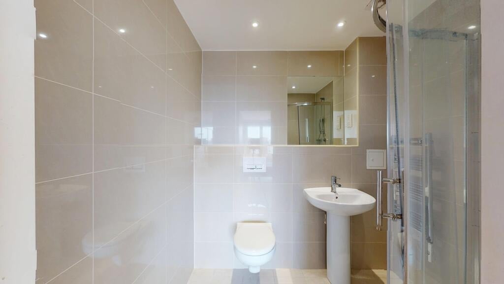 Flat Greenhill Way in Greater London