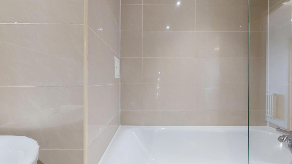 Flat Greenhill Way in Greater London