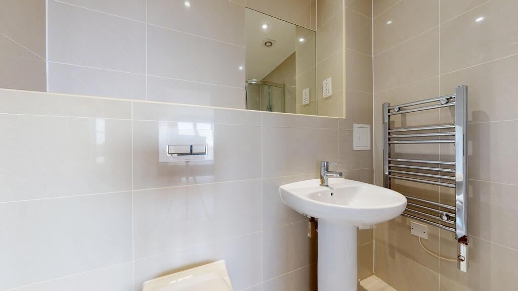 Flat Greenhill Way in Greater London