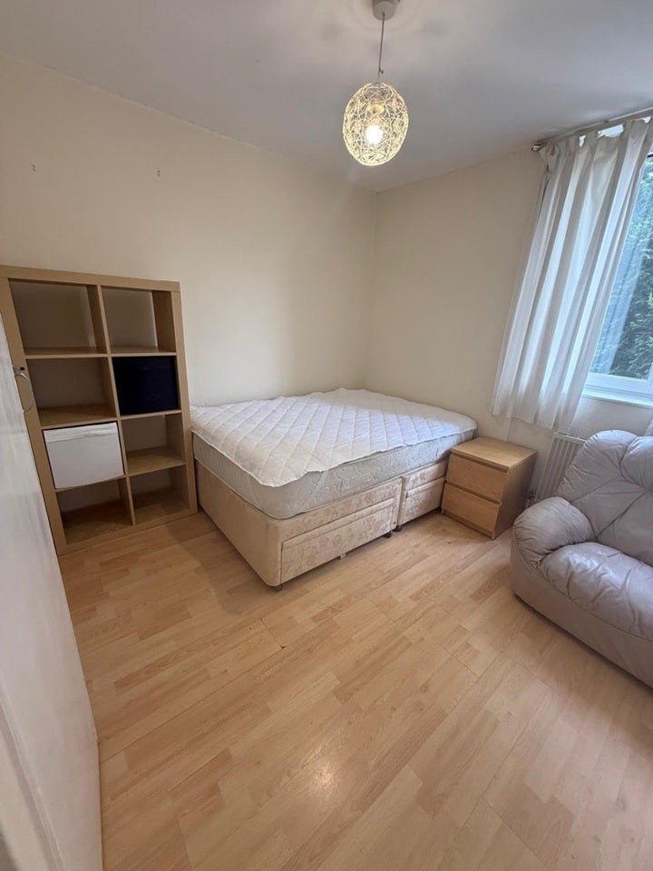 Room Winterfold Close in Greater London