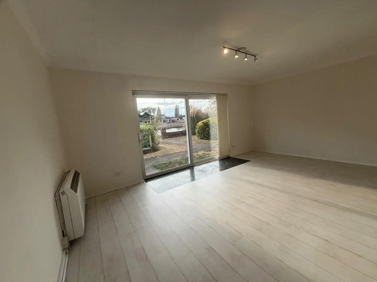 Flat Thames Side in Borough of Spelthorne