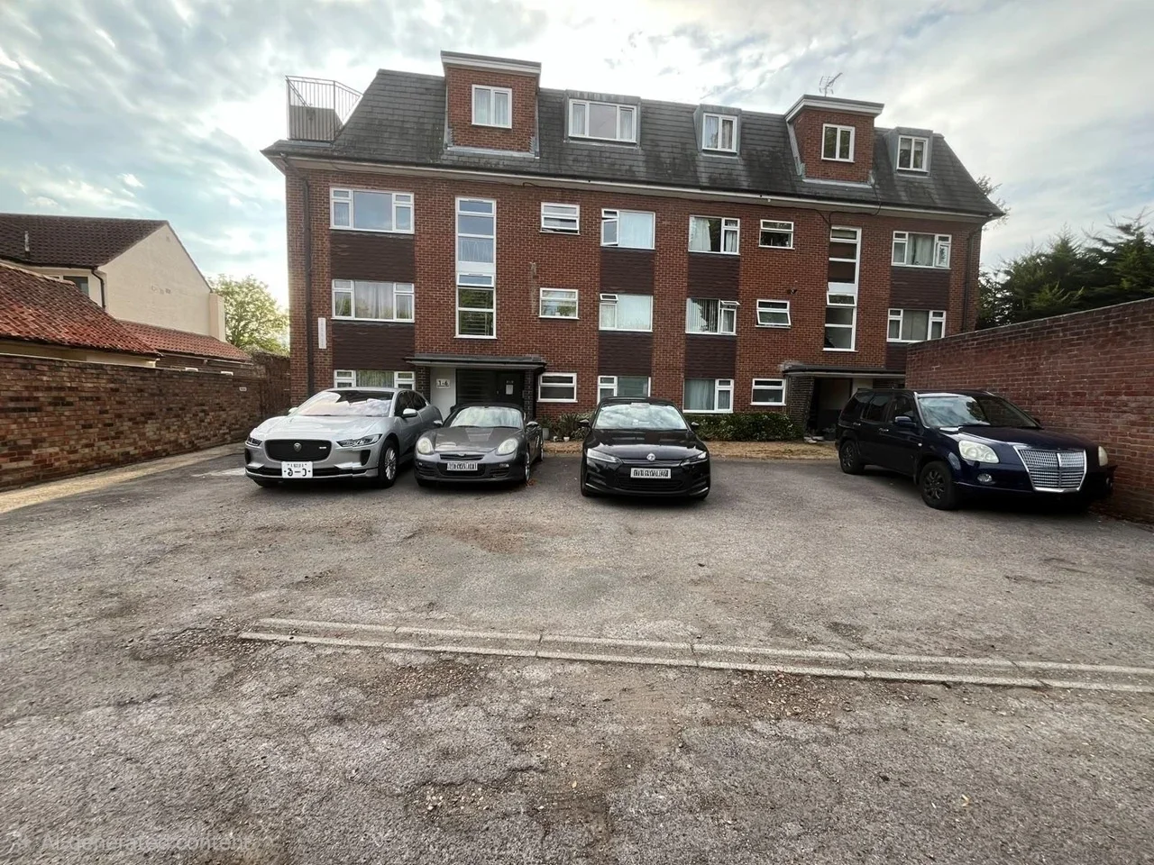 Flat Thames Side in Borough of Spelthorne