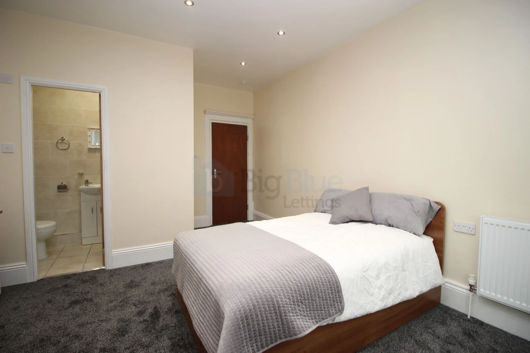 Room Cardigan Road in Leeds